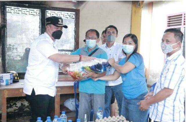 Pemko Gunungsitoli Berikan Bantuan Kepada Korban Kebakaran Di Desa Lolowonu Nikootano