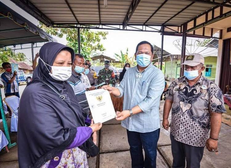 Walikota Sidimpuan Serahkan 462 Sertifikat Tanah Untuk Masyarakat