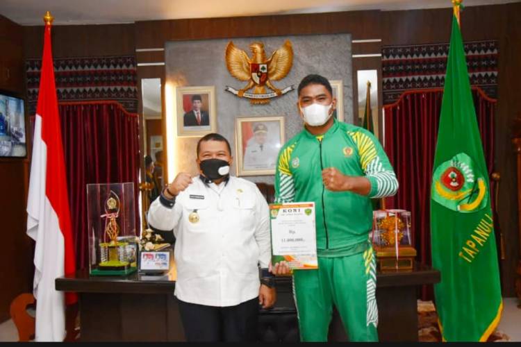 Bupati Tapsel Berangkatkan Atlet Lempar Cakram Wakili Sumut Di PON Papua