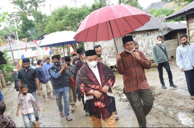 Bupati Tapsel Kunjungi Sejumlah Desa Di Saipar Dolok Hole