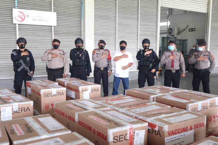 Lagi, Brimob Polda Sumut Kawal Ratusan Ribu Vaksin Sinovac Menuju Dinkes