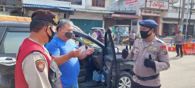 Brimob Polda Sumut dan Tim Gabungan Lakukan Pemeriksaan di Pos Penyekatan Kampung Lalang