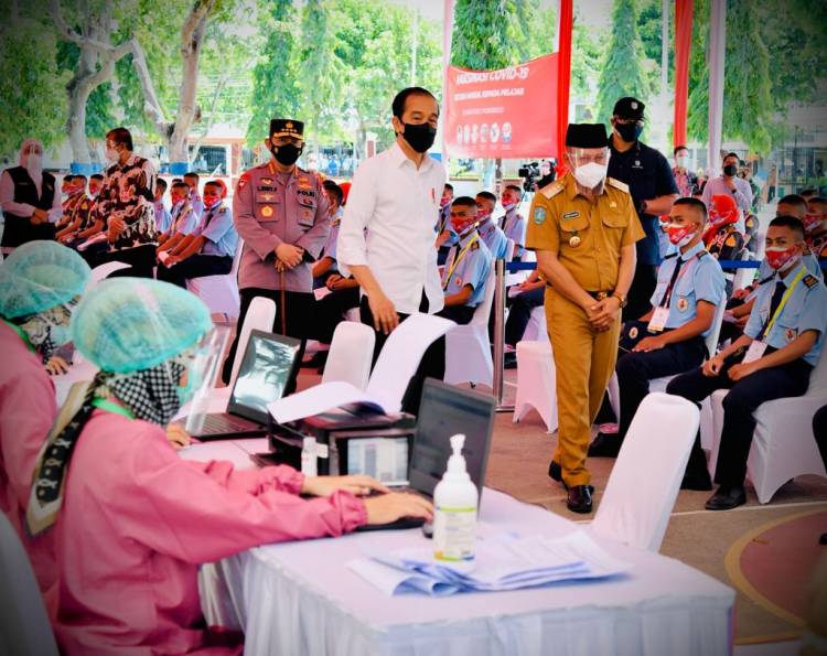 Presiden Joko Widodo Tinjau Vaksinasi di Kabupaten Ponorogo
