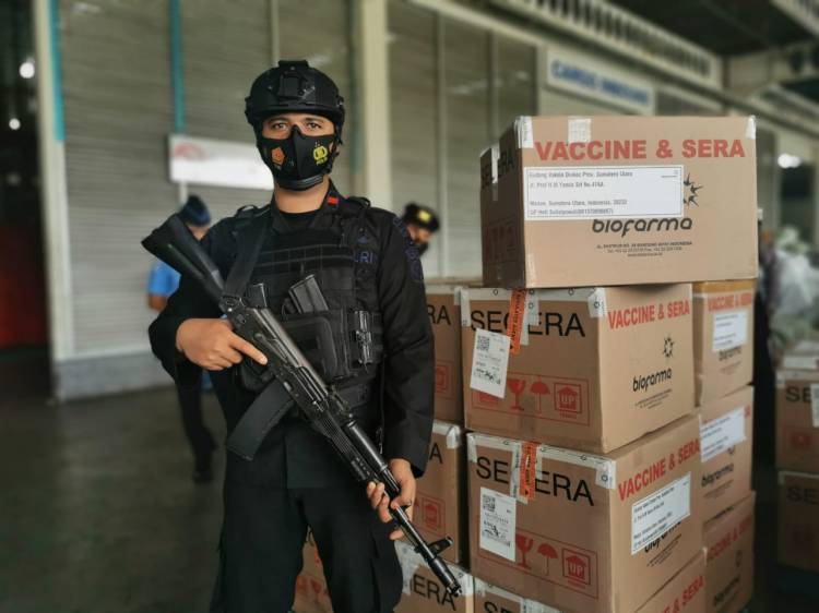 Tiba di Terminal Cargo KNIA, Brimob Polda Sumut Kawal Vaksin Coronavac Menuju Dinkes Pemprovsu