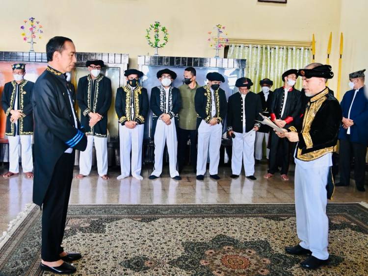 Kunjungi Kesultanan Ternate, Presiden Jokowi Dianugerahi Gelar Adat Kesultanan