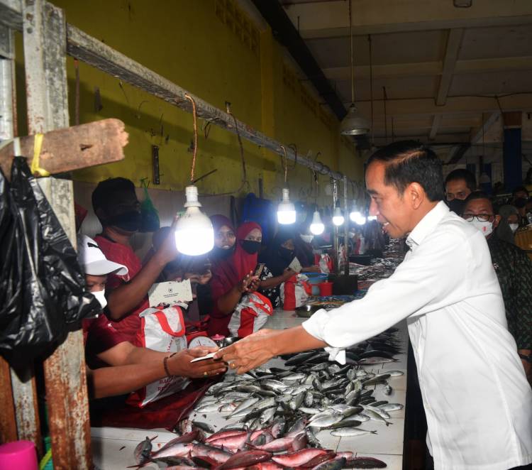 Sukacitanya Para Pedagang Sambut Kedatangan Presiden di Pasar Bahari Berkesan