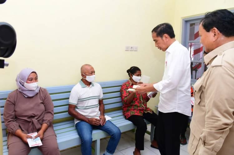 Presiden Jokowi Tinjau Penyerahan Bantuan Sosial di Kantor Pos Kepulauan Aru