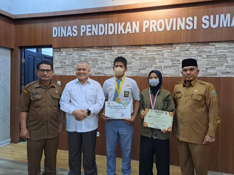 Kepsek SMA Negeri 9 Ajak Kristian Simanjuntak Juara Kerjunas Tinju Menghadap Kadisdik