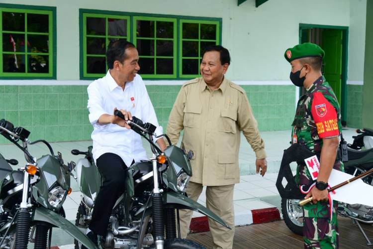 Presiden Jokowi Tinjau Penyerahan Motor di Kodim 1503/Tual