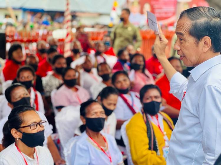 Presiden Mengecek Langsung Penyaluran BLT BBM di Tanimbar