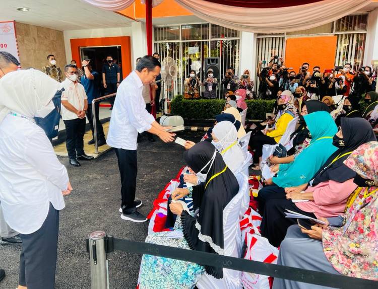 Presiden Pantau Langsung Pembagian BLT BBM di Lampung