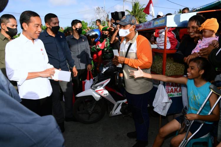 Presiden Jokowi bersama Ibu Iriana Kunjungi Pasar Langgur