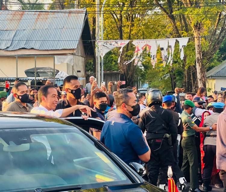 Antusiasme Warga Kota Baubau Sambut  Kedatangan Presiden
