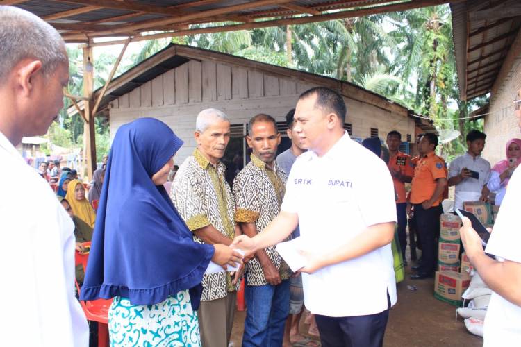 Bupati Labuhanbatu Tinjau Korban Angin Puting Beliung