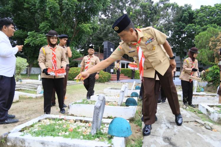 Peringati Hari Pramuka Kwarcab Labuhanbatu Ziarahi Makam Pahlawan
