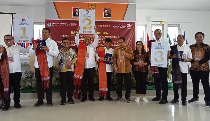 Tiga Paslon Bupati Toba Cabut Nomor Urut Dalam Rapat Pleno KPU