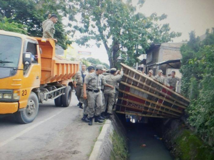 Pembersihan Lapak PK5 Jalan Perjuangan Sempat Ricuh