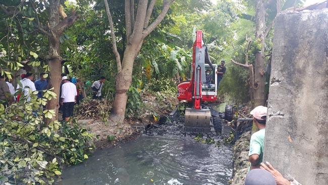 Spider Excavator Diturunkan Ke Sungai Bederah