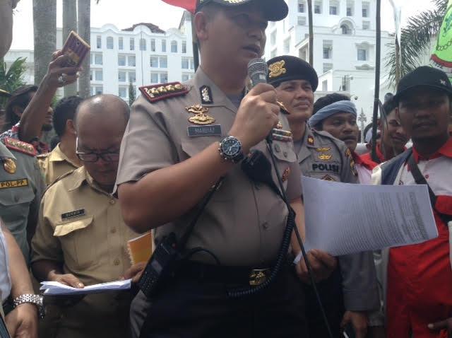 Ribuan Buruh Berunjuk Rasa di DPRD Sumut, Kantor Gubsu dan Kantor PN Medan