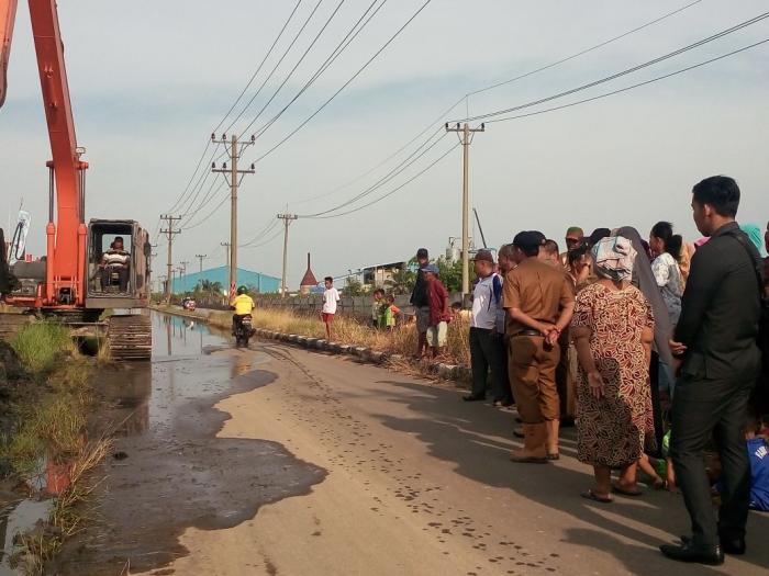 Warga Seruwai 'Awasi' Pengorekan Drainase yang Dilakukan Wali Kota