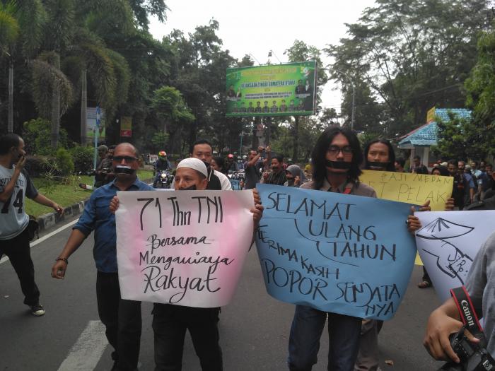 HUT TNI ke-71, Jurnalis di Medan Kembali Aksi Turun ke Jalan