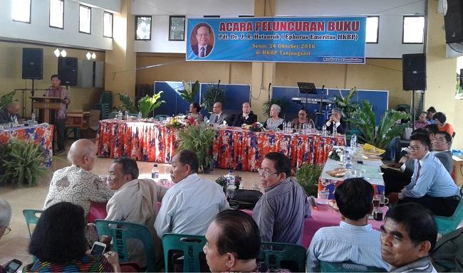 HUT ke-80, Ephorus Emeritus HKBP Pdt Dr JR Hutauruk Luncurkan Dua Buku Sekaligus