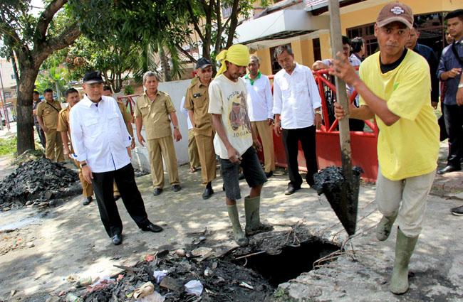Saat jalan-jalan, Wali Kota Temukan Parit Jalan Abdullah Lubis Banyak Tersumbat