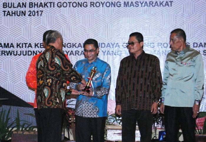 Tengku Erry Raih Penghargaan Nasional Sebagai Pembina Terbaik Desa/Kelurahan