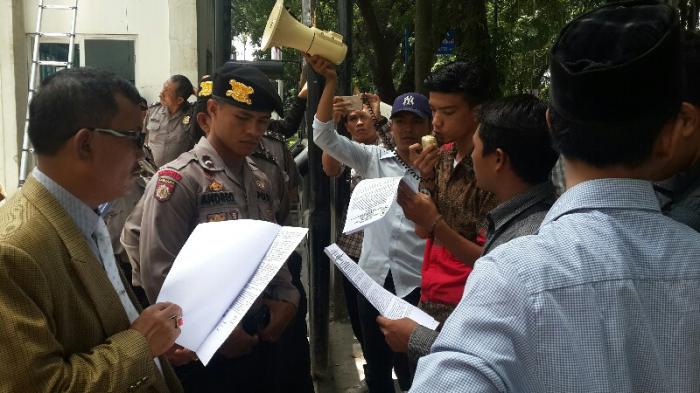 Kembar Sumut Lakukan Aksi di DPRD Sumut Terkait Suap Interpelasi