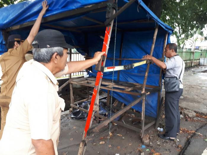 Medan Kota Tertibkan Lapak PK5 dan Spanduk