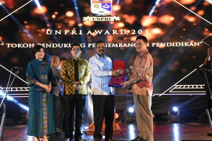 Fiesta ke 16 UNPRI, Gubsu Terima Awards Tokoh Perduli Pendidikan