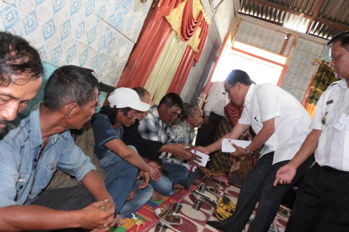 Pemkab  Humbahas Santuni Korban Angin Puting Beliung di Nagasaribu