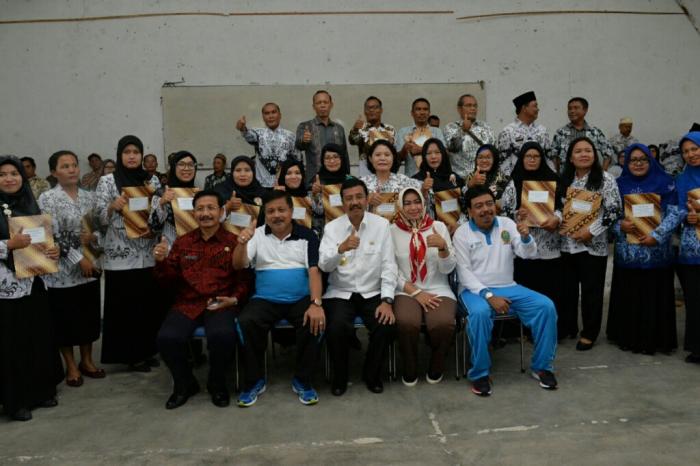 Gubernur Serahkan SK Kenaikan Pangkat Guru di Labura Dan Tanjung Balai