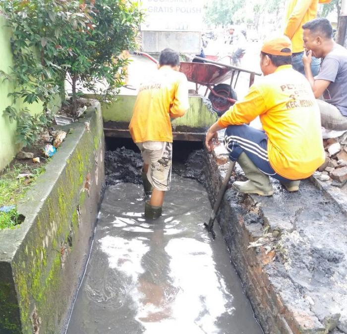 Parit Jalan HM Joni Dinormalisasi