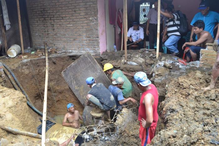 Pipa Pecah di Bawah Bangunan Rumah Penduduk, PDAM Tirtanadi Kesulitan melakukan Perbaikan
