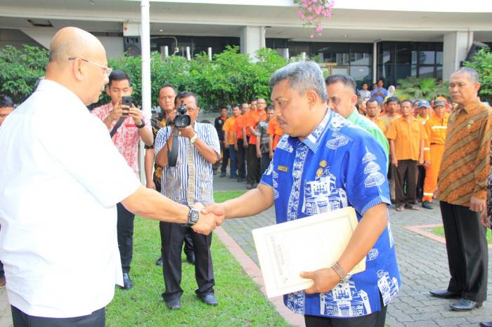 Wali Kota Serahkan Pengelolaan Sampah Kepada Camat