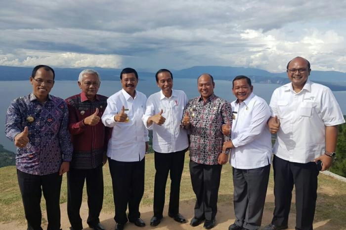 Presiden Jokowi Foto Bersama Panorama Danau Toba