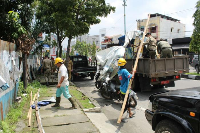 Kecamatan Medan Selayang Bersihkan PK5 di Trotoar Jalan Setia Budi