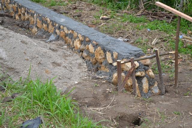 Gunakan Dua Bahan Berbeda, Pembangunan Jalan Usaha Tani Desa Siwaluompu Taput Diduga Tidak Sesuai Spesifikasi