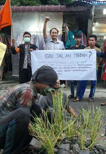 Mahasiswa Unjuk Rasa 'Gini Jalan Medan' di Seputaran UMSU