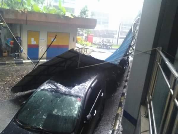 Hujan Turun, Kanopi Gedung DPRD Medan Rubuh