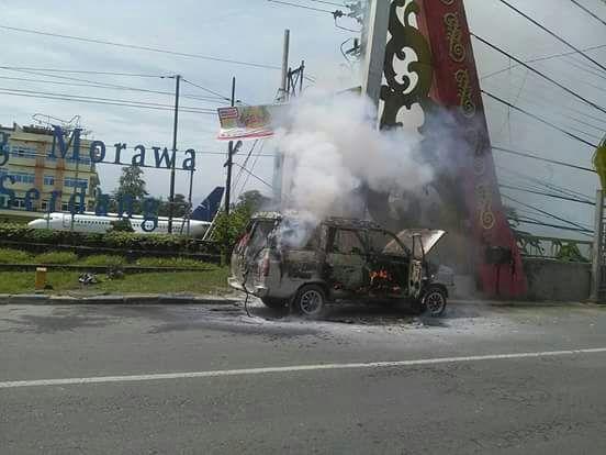 Mini Bus Terbakar di Jembatan Jalinsum Tanjung Morawa
