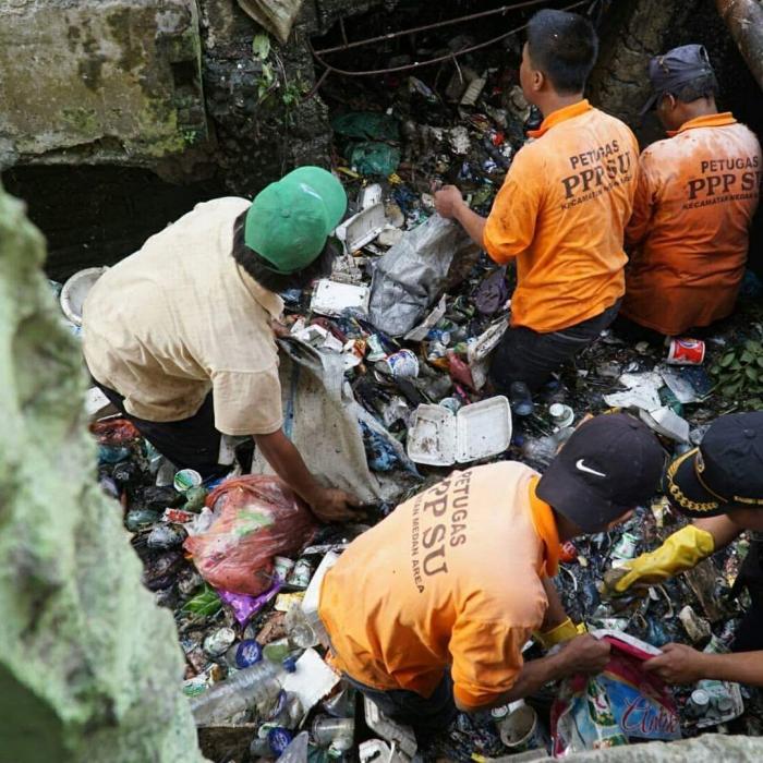 P3SU Berjibaku Korek Parit Jalan Denai