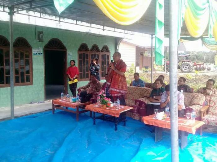 Bupati Humbahas Dosmar Banjarnahor Serahkan Bantuan Alat Pertanian di Desa Sigalogo