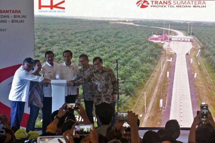 Jokowi Berpantun Saat Resmikan Jalan Tol di Sumut