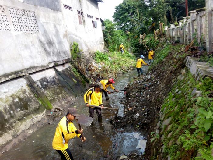 Medan Amplas Terus Gencar Bersihkan Parit dan Drainase