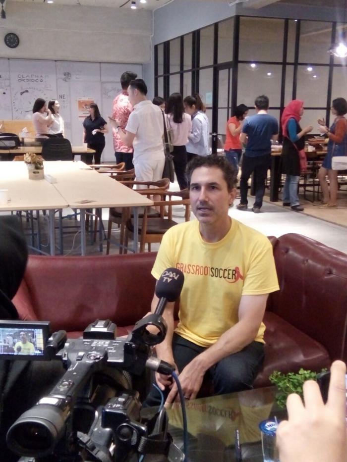 Ethan Zohn Rangkul Penderita HIV AIDS dengan Bermain Bola Bersama