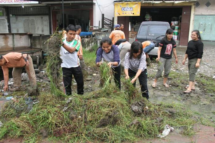 Kecamatan Medan Petisah Bersama Masyarakat & Mahasiswa  Bersihkan Jalan Gatot Subroto