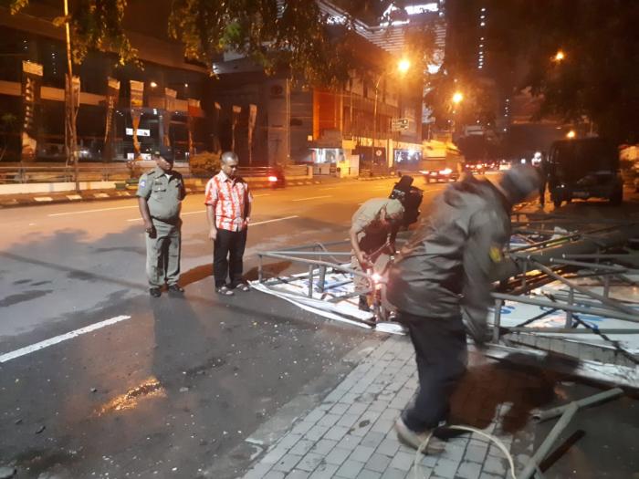 Papan Reklame Berukuran Besar Ditertibkan