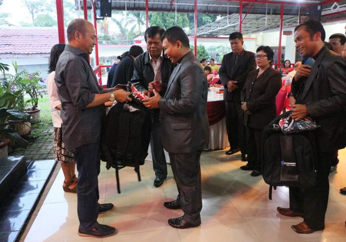 Bupati Taput Berangkatkan Wisata Rohani Kristen